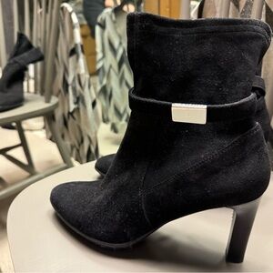 Black suede. Never worn! 3.5 inch tall.